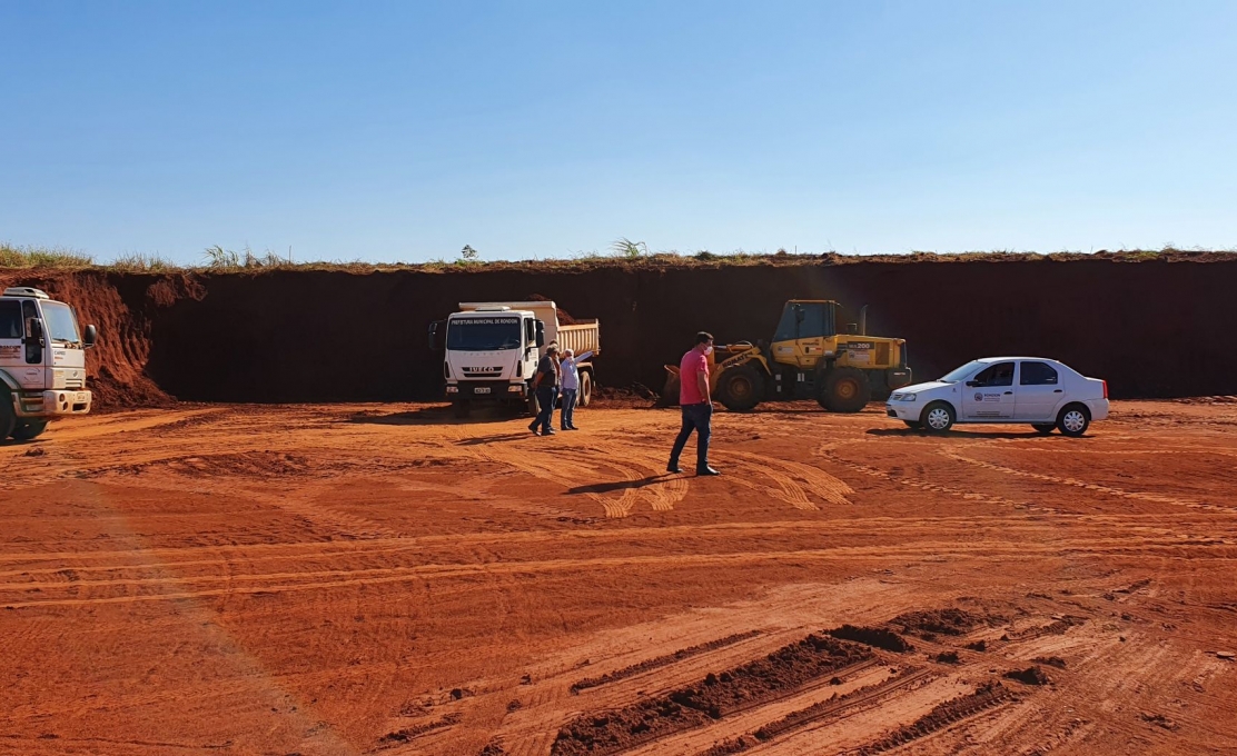 Obras de Terraplanagem a todo vapor para instalação de 36 aviários do Núcleo de Aves da Soma...
