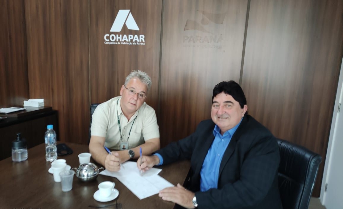 PREFEITO ROBERTO CORREDATO ENTREGA DOCUMENTAÇÃO NA COHAPAR EM CURITIBA, PARA A CONSTRUÇÃO DE...