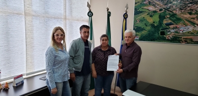 Município Entrega Termo de Concessão de Direito Real de Uso de Bem Público Regulamentado para Empresa de Reciclagem