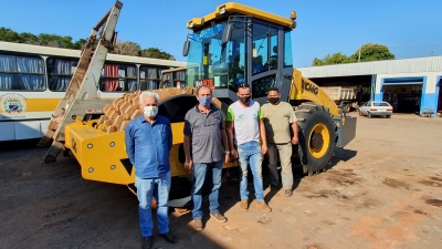 Município de Rondon recebe rolo compactador para estradas