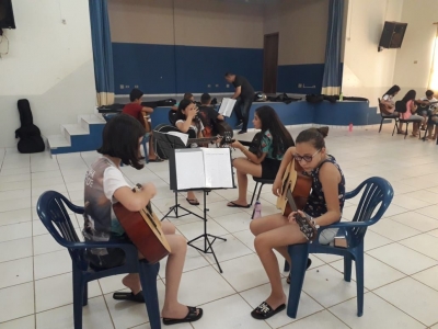 Oficina de Violão recebe apoio com materiais para alunos