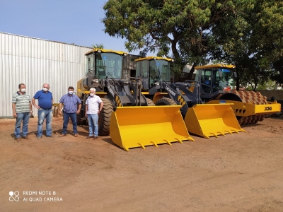 PREFEITURA DE RONDON ENTREGA DUAS PÁS CARREGADEIRAS 0 KM PARA A SECRETARIA MUNICIPAL DE OBRAS, VIAÇÃO E SERVIÇOS PÚBLICO