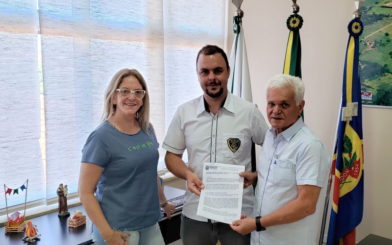 Município Entrega Termo de Concessão de Direito Real de Uso de Bem Público Regulamentado Para Diversas Empresas