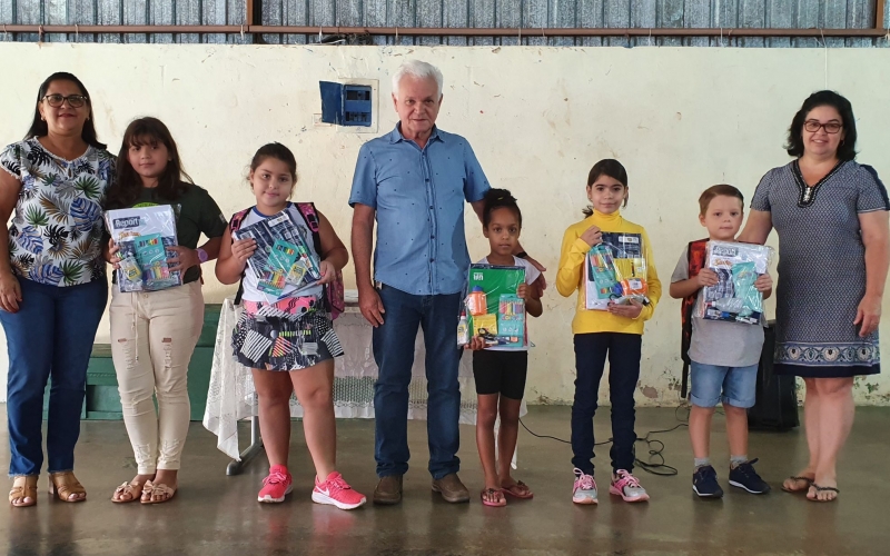 Alunos da Rede Municipal de Ensino recebem Kit de Material Escolar