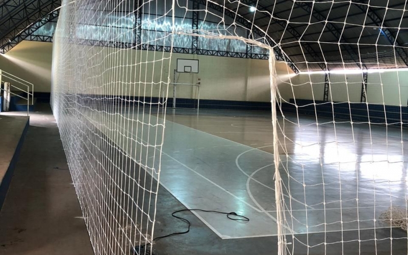 Prefeitura de Rondon instala rede de proteção na Quadra Poliesportiva
